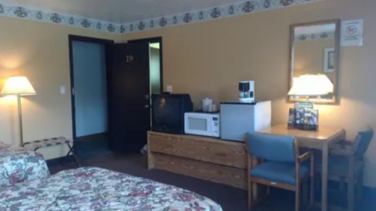 Colonial Inn Motel