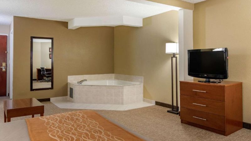 Comfort Inn Suites Suwanee – Sugarloaf 1 - jacuzzi hotel room