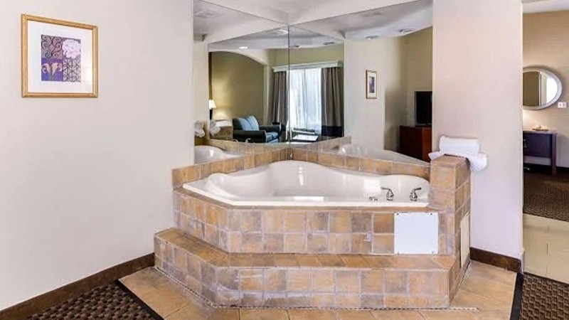 Comfort Suites Elkridge Columbia Gateway, room with private jacuzzi, photo 2
