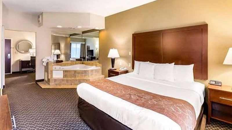 Comfort Suites Elkridge Columbia Gateway, room with private jacuzzi, photo 3