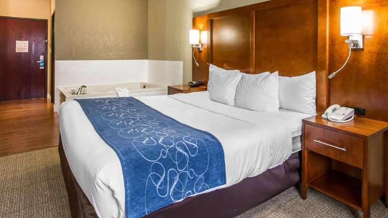 Comfort Suites Mattoon, room with private jacuzzi, photo 2
