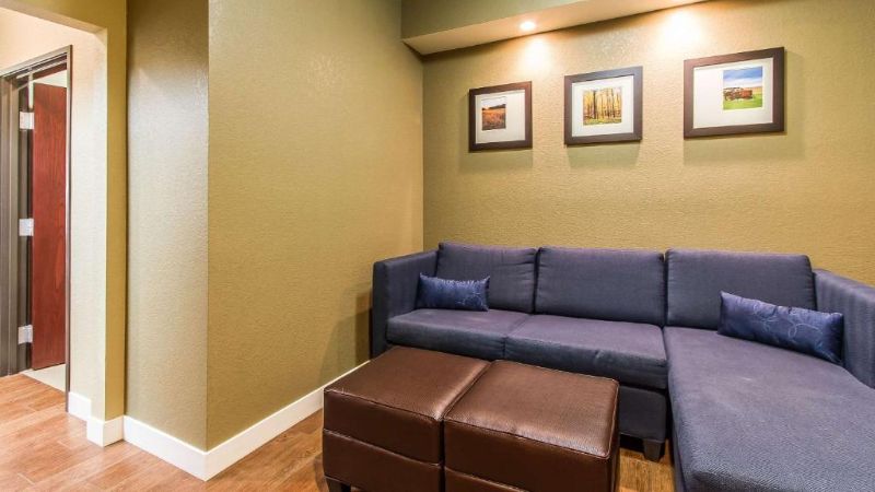Comfort Suites Mattoon, room with private jacuzzi, photo 4