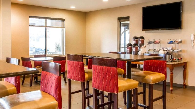 Comfort Suites Mattoon, room with private jacuzzi, photo 8
