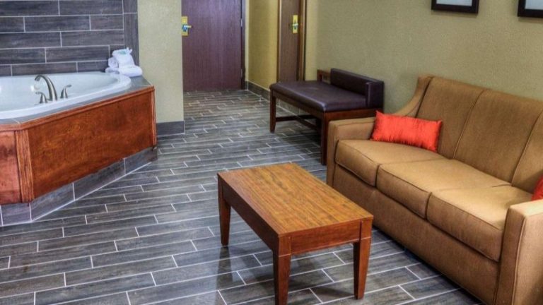 Comfort Suites Plymouth Near US-30