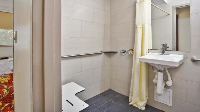 Commack Motor Inn