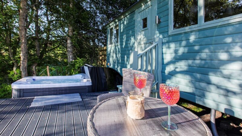 Cosy Shepherds Hut in the Scottish Highlands, cabin with a private hot tub