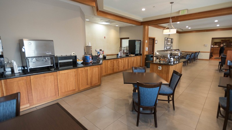 Country Inn & Suites by Radisson, Baltimore Air, room with private jacuzzi, photo 4