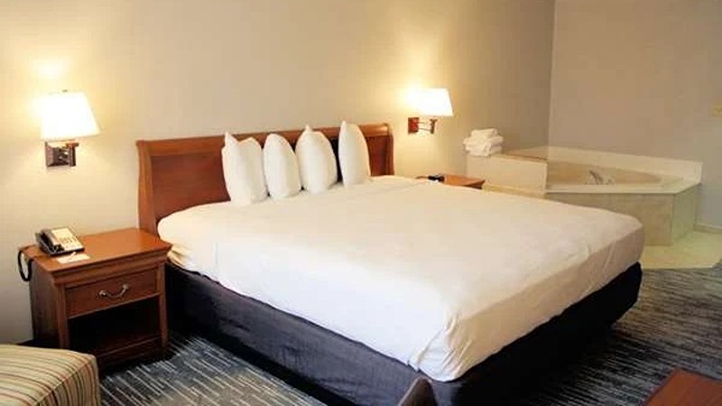 Country Inn & Suites by Radisson, Baltimore Air, room with private jacuzzi, photo 3