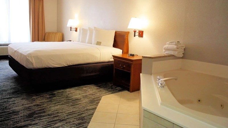 Country Inn & Suites by Radisson, Baltimore Air, room with private jacuzzi, photo 2