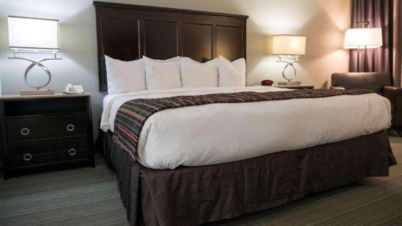 Country Inn & Suites by Radisson, Effingham, IL, room with private jacuzzi, photo 2