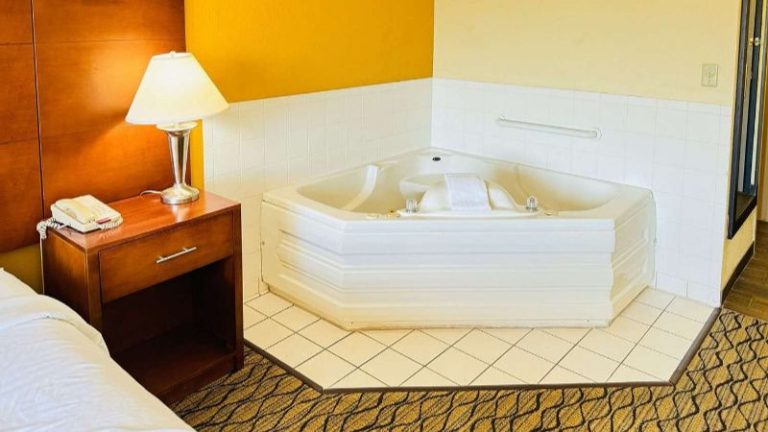 Country Inn & Suites by Radisson, Mishawaka, IN