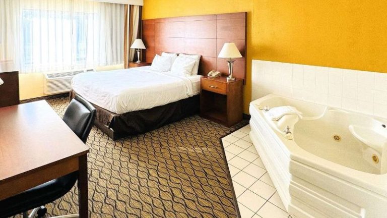 Country Inn & Suites by Radisson, Mishawaka, IN