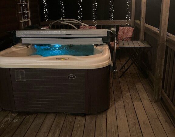 Cozy Secluded Cabin, cabin with a private hot tub