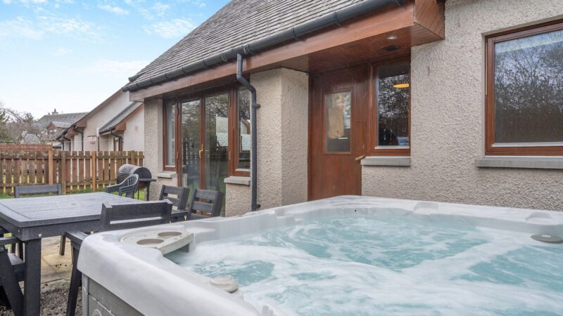 Croftside House – Allt Mor Cottages, Aviemore, cabin with a private hot tub