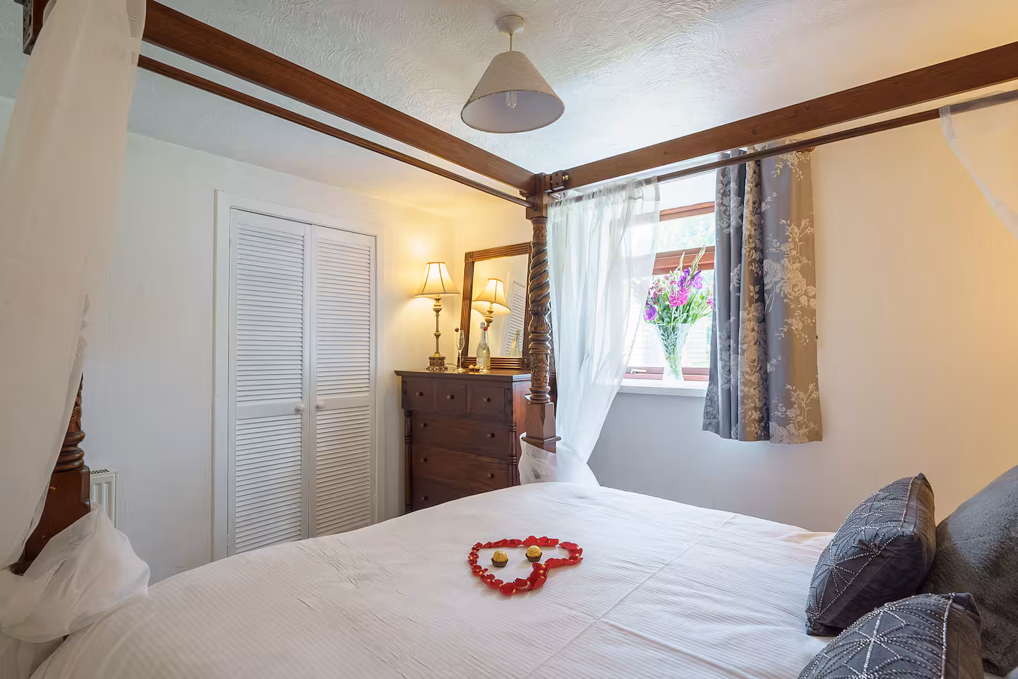 Dalgarnock cottage, cabin with a private hot tub, photo 5