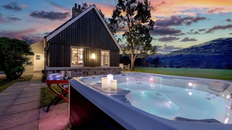 Dalveich Cottage, cabin with a private hot tub