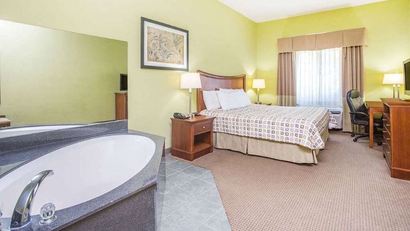 Days Inn Suites by Wyndham Swainsboro 1 - jacuzzi hotel room