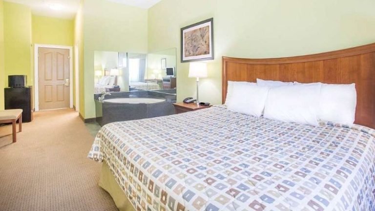 Days Inn & Suites by Wyndham Swainsboro