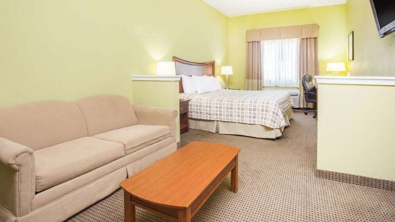 Days Inn & Suites by Wyndham Swainsboro
