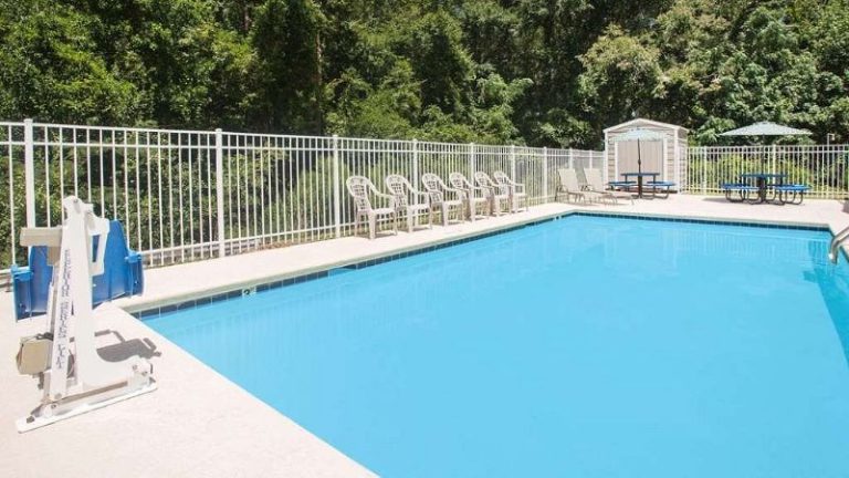Days Inn & Suites by Wyndham Swainsboro