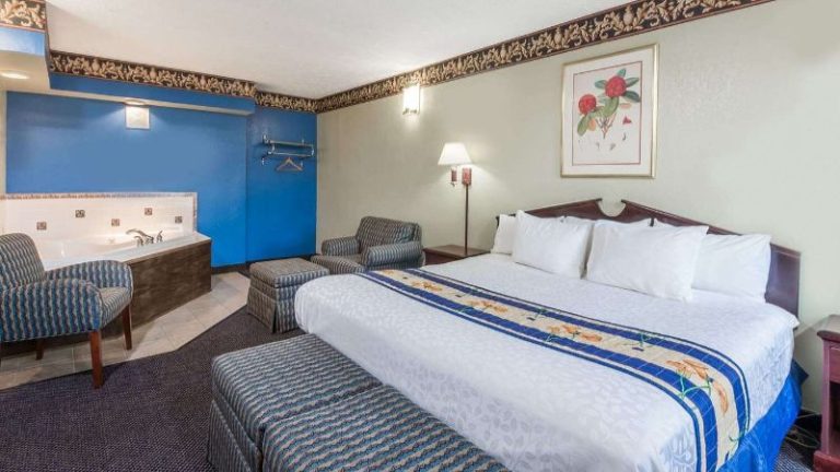 Days Inn & Suites by Wyndham Youngstown / Girard Ohio