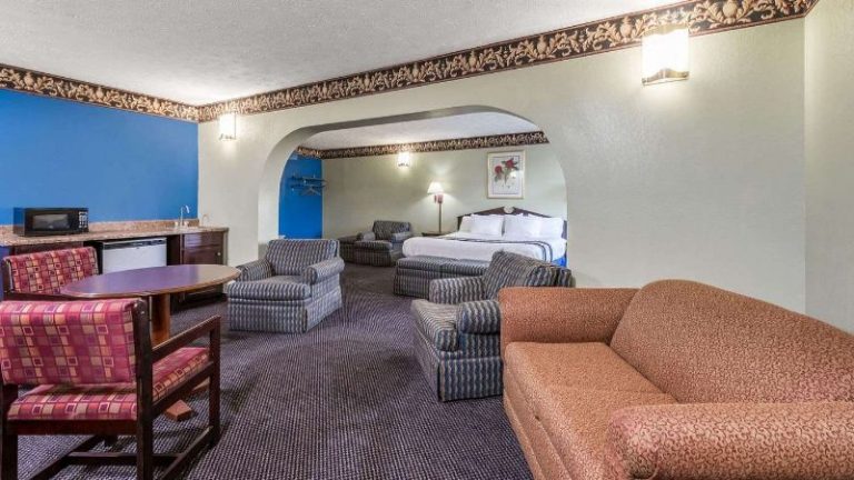 Days Inn & Suites by Wyndham Youngstown / Girard Ohio