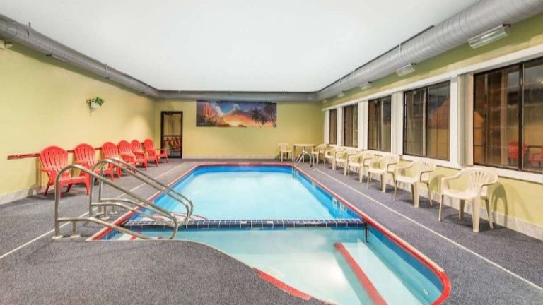 Days Inn & Suites by Wyndham Youngstown / Girard Ohio