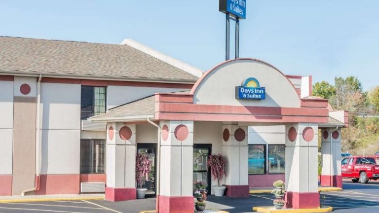 Days Inn & Suites by Wyndham Youngstown / Girard Ohio