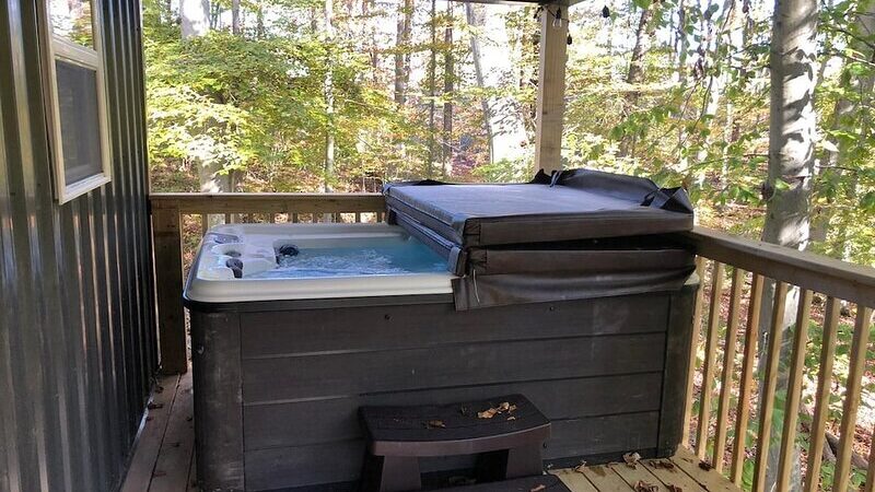 Dogwood Run at Colonels Quarters, cabin with a private hot tub