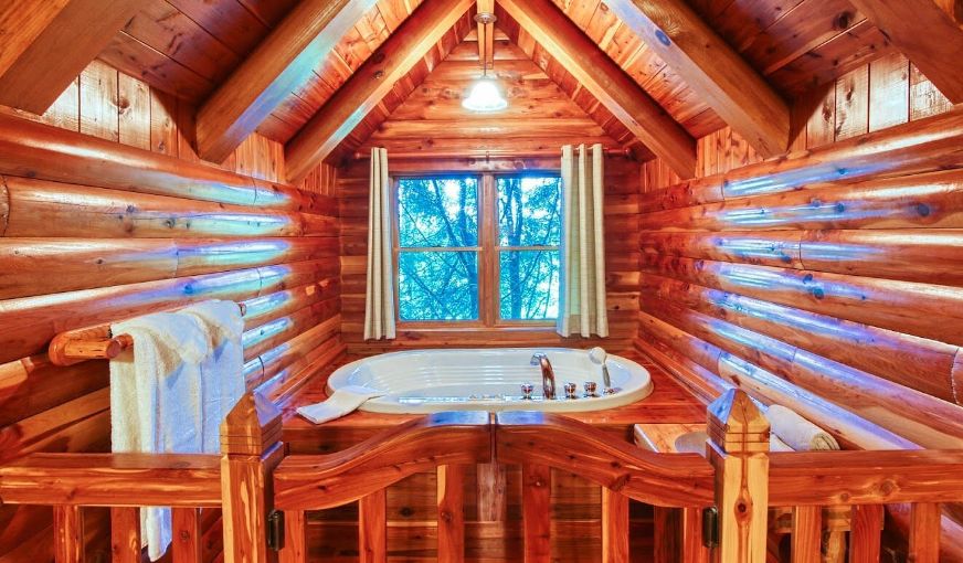 Donna’s Premier Lodging, Berlin, Ohio, room with private jacuzzi, photo 6