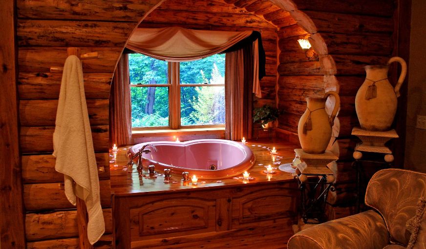Donna’s Premier Lodging, Berlin, Ohio, room with private jacuzzi, photo 8