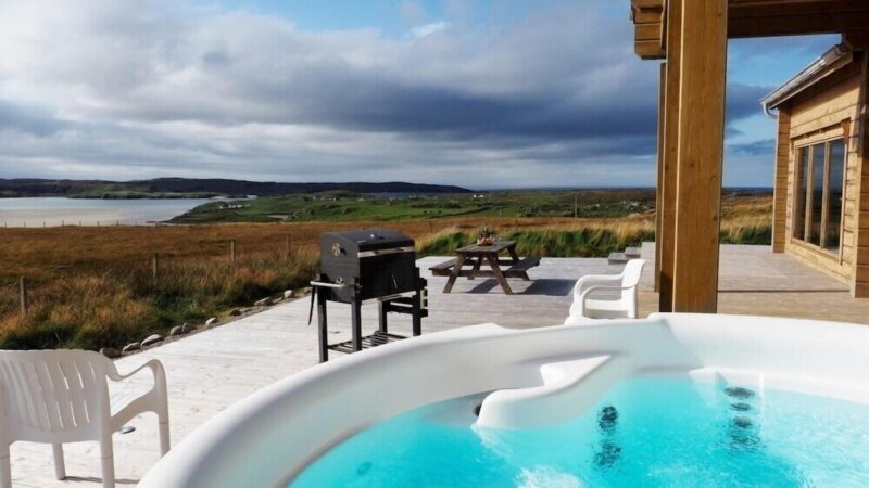 EAGLE LODGE, cabin with a private hot tub