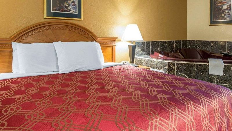 Econo Lodge Dalton, room with private jacuzzi, photo 3