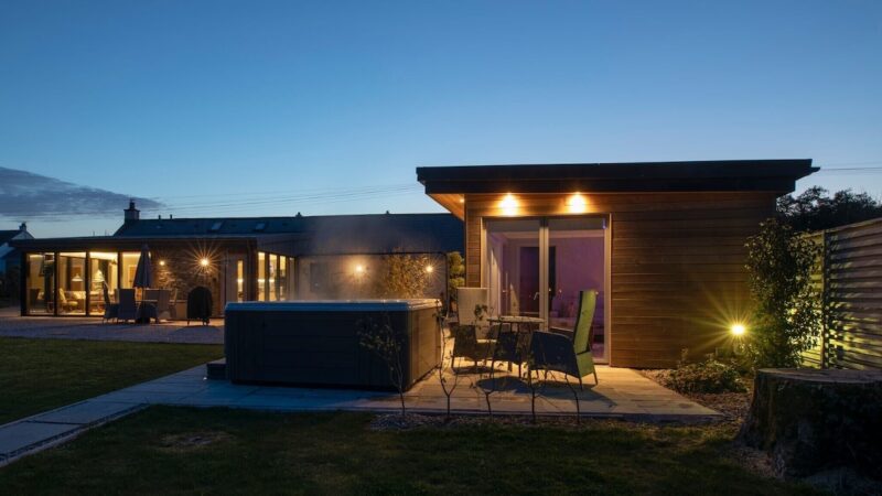 Fabulous Cottage with stunning views and large hot tub, cabin with a private hot tub