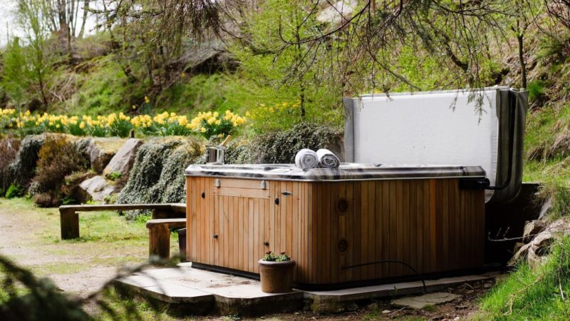 Feshiebridge Cottage, cabin with a private hot tub