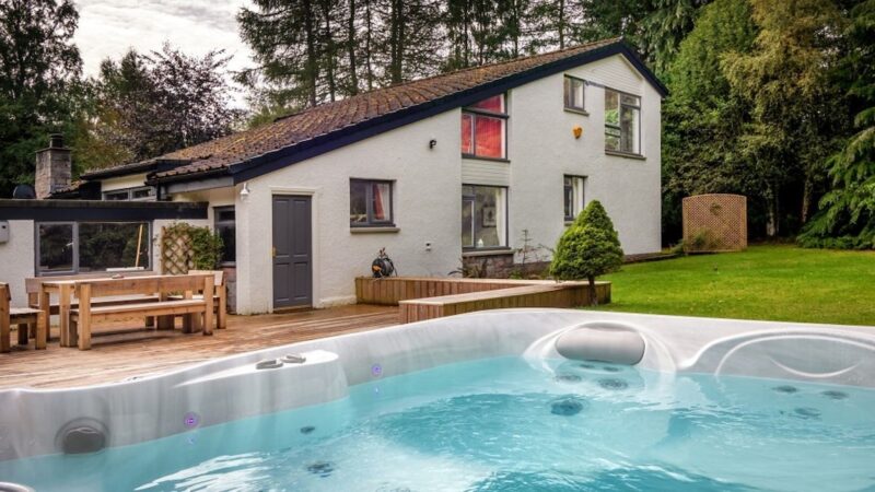 Four Pines Lodge, cabin with a private hot tub