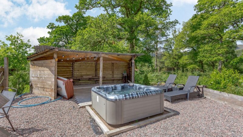 GRANT COTTAGE, cabin with a private hot tub