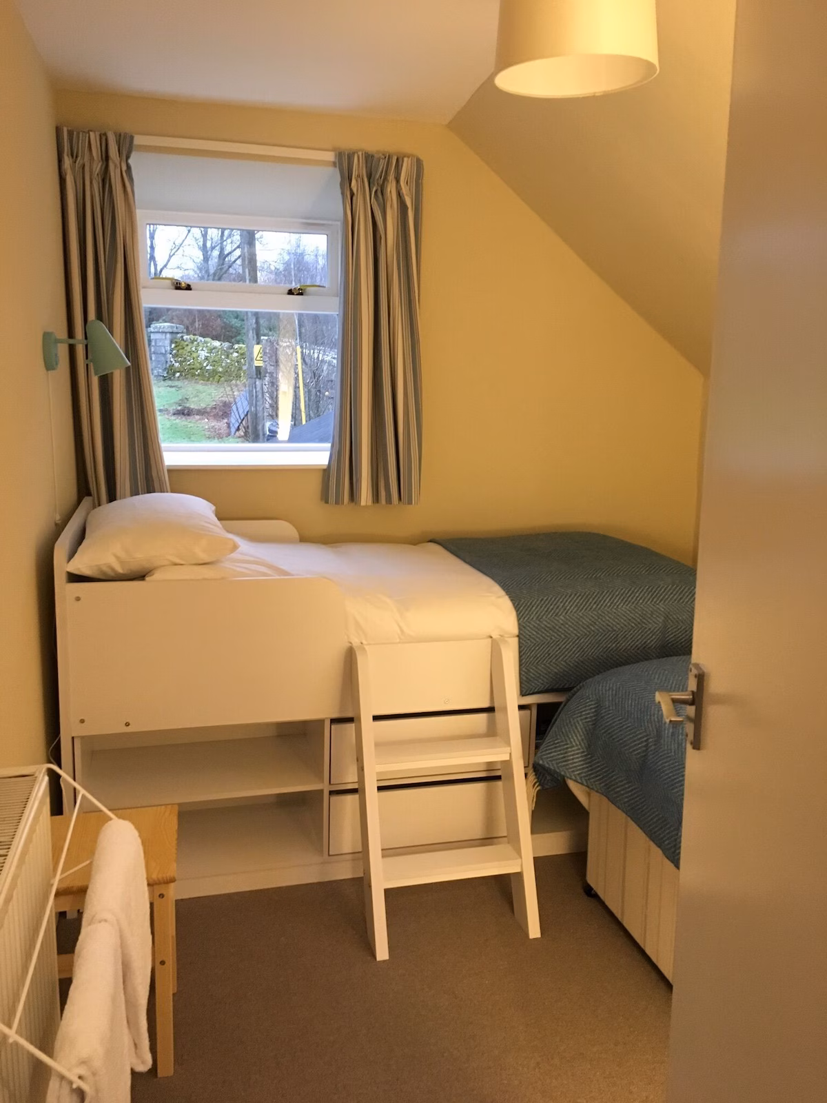 Garden Cottage, cabin with a private hot tub, photo 4
