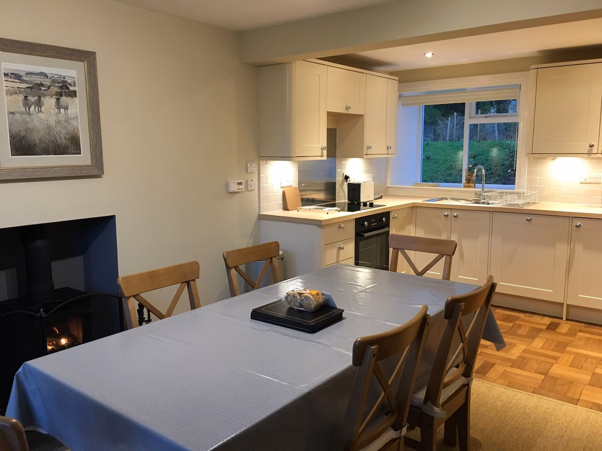 Garden Cottage, cabin with a private hot tub, photo 6