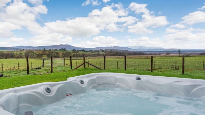 Gartclach, cabin with a private hot tub