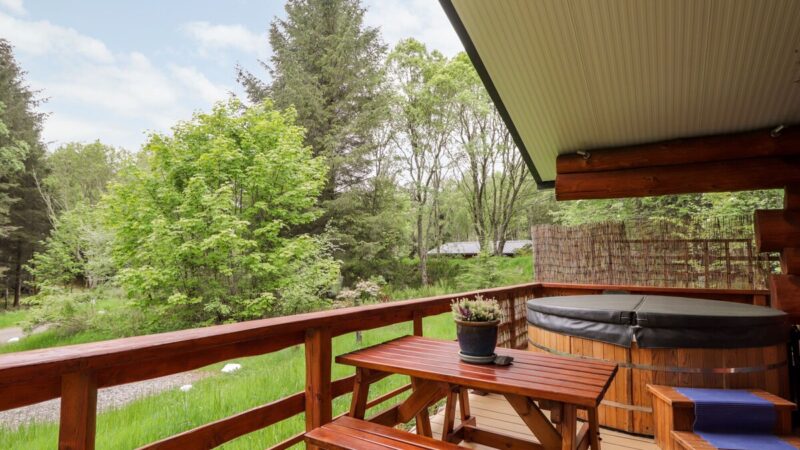 HERON LODGE, cabin with a private hot tub