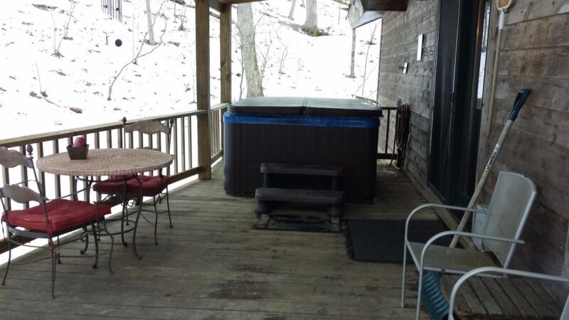 Harvest Moon Cottages, cabin with a private hot tub
