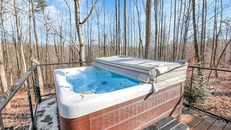 Hocking Hills: Hiltop Haven, cabin with a private hot tub