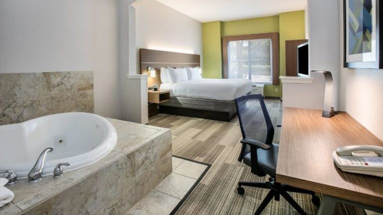 Holiday Inn Express Hotel & Suites Dallas