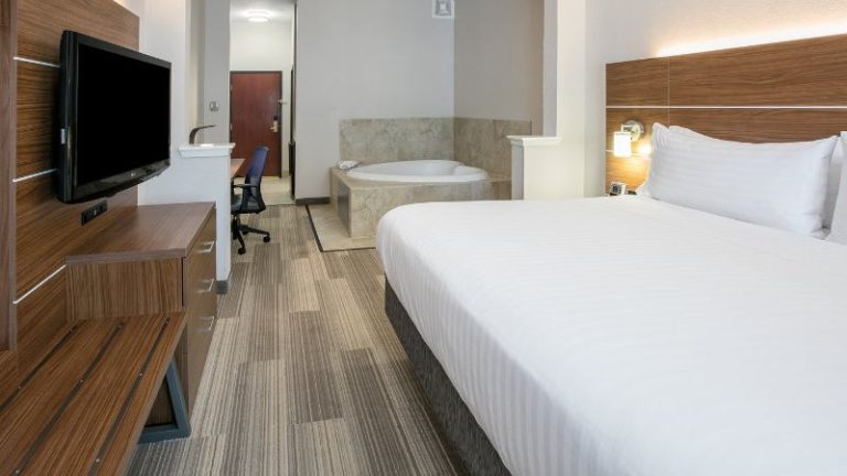 Holiday Inn Express Hotel & Suites Dallas