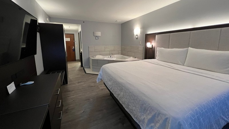 Holiday Inn Express & Suites Columbia – East Elkridge, room with private jacuzzi, photo 2