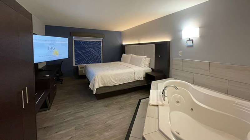 Holiday Inn Express Suites Columbia – East Elkridge3 - jacuzzi hotel room