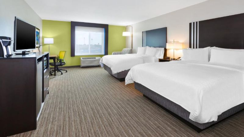 Holiday Inn Express & Suites Effingham, room with private jacuzzi, photo 3