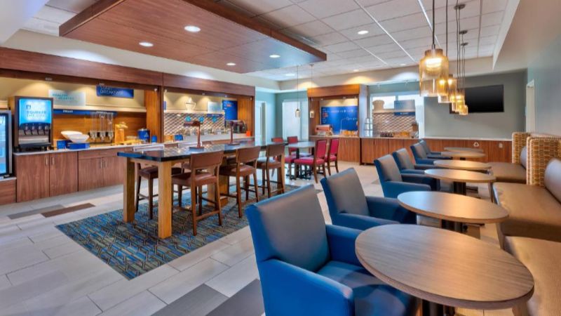 Holiday Inn Express & Suites Effingham, room with private jacuzzi, photo 8