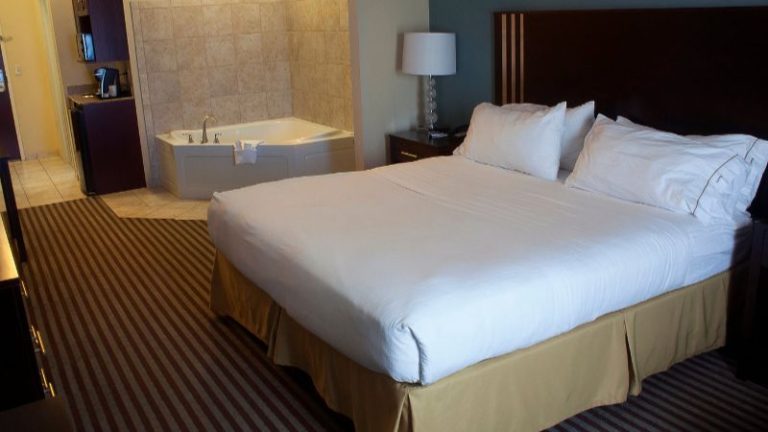 Holiday Inn Express & Suites Youngstown West – Austintown